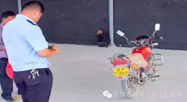 敦煌市转渠口流动车管所为农免费办牌照发放车牌