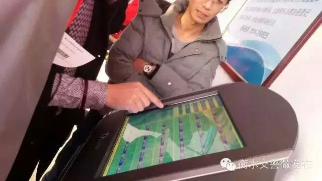 车主在选号机上自助选取心仪的号牌