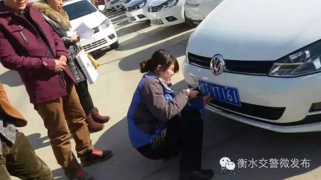 交费后，领取行驶证、登记证书及牌照