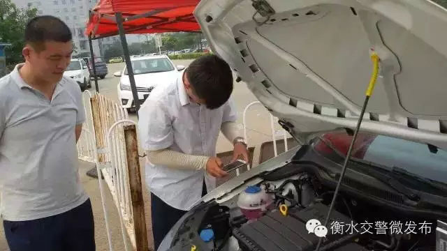 车主持带有二维码的申请表到车管所，工作人员使用PDA查验车辆