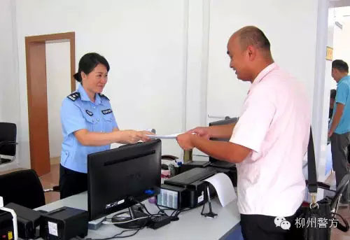 柳州车管所民警在鱼峰工作站查验车辆