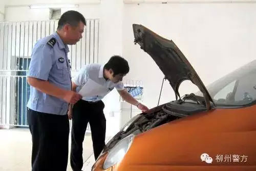 柳州车管所鱼峰工作站民警受理业务