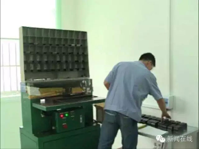 南宁市车管所的工作人员告诉记者，车主选好号牌后，号牌制作点经过压制和清洗两道工序，就可以把号牌交给车主了