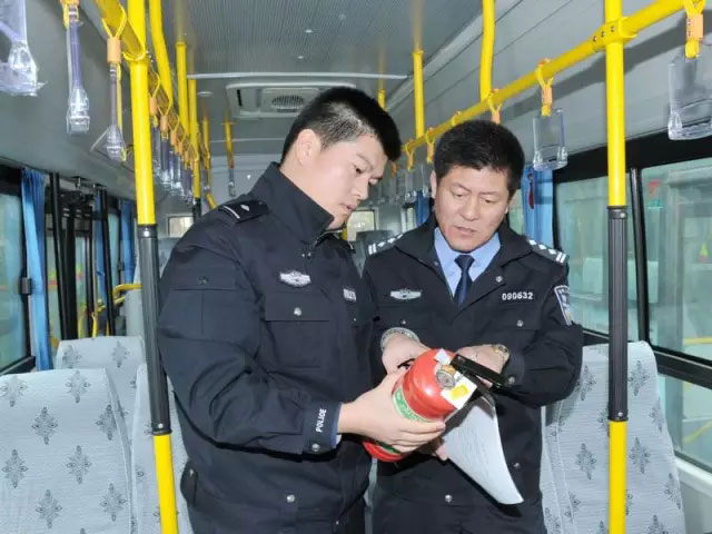 双鸭山车管所深入运输企业 完成了30台客运车辆注册登记业务