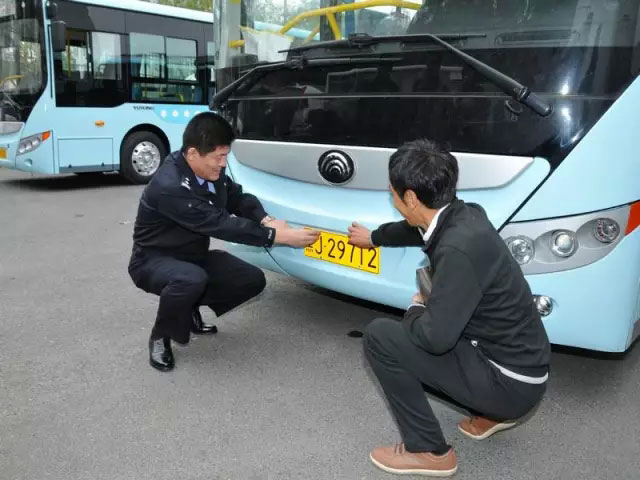 双鸭山车管所深入运输企业-完成了30台客运车辆注册登记业务-(4)