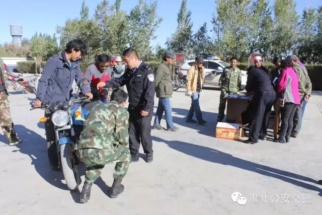 肃北交警大队流动车管所民警在检查三轮车