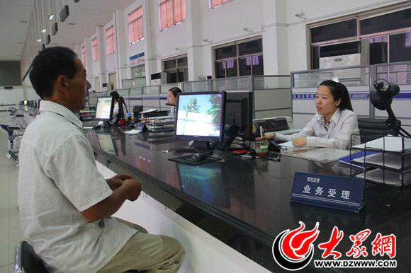 菏泽市交警支队车管所放弃休假 国庆假期前四天共35人办理业务