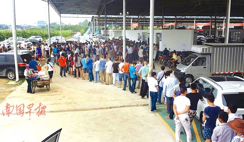 南宁市车管所节后扎堆领牌 队伍长龙至少200米长
