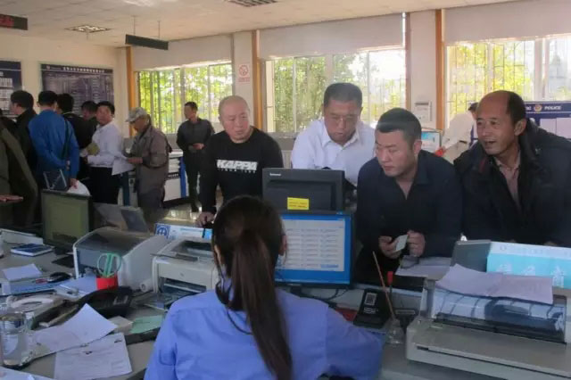 招远车管所四大招应对节后车驾管业务高峰之导办