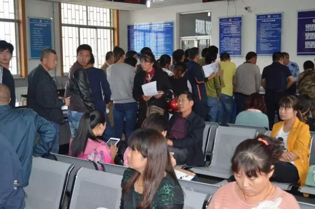 招远车管所四大招应对节后车驾管业务高峰之暖心