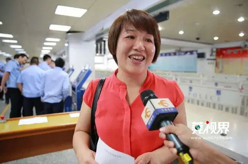 任女士选中138的号码后开怀大笑