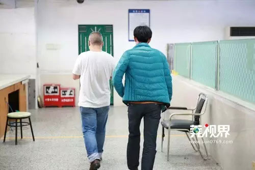 为了选到心仪号码,不少市民连夜排队,有人带上羽绒服抵御夜晚的寒冷