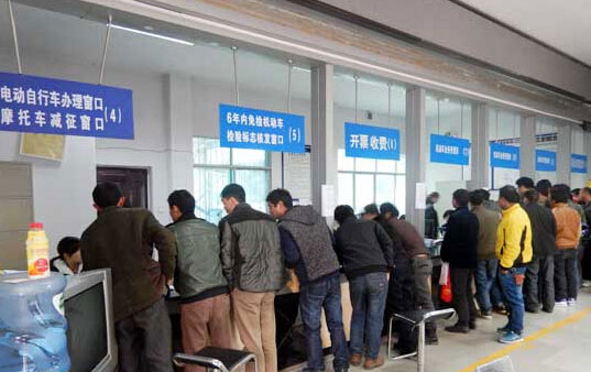 贞丰县原车管所办事交通拥堵 新增车管分所