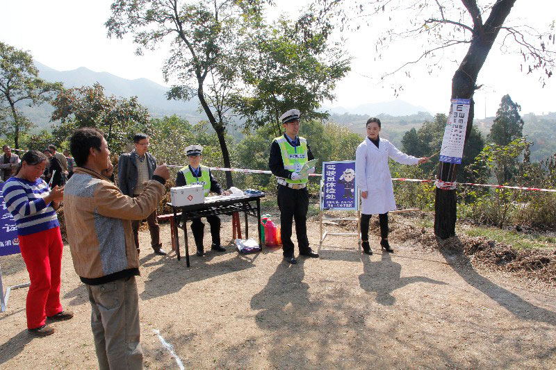 临渭交警流动车管所进入秦岭山区-为骑摩托车村民办理300余驾驶证-(5)