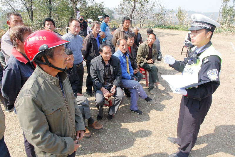 临渭交警流动车管所进入秦岭山区-为骑摩托车村民办理300余驾驶证-(6)
