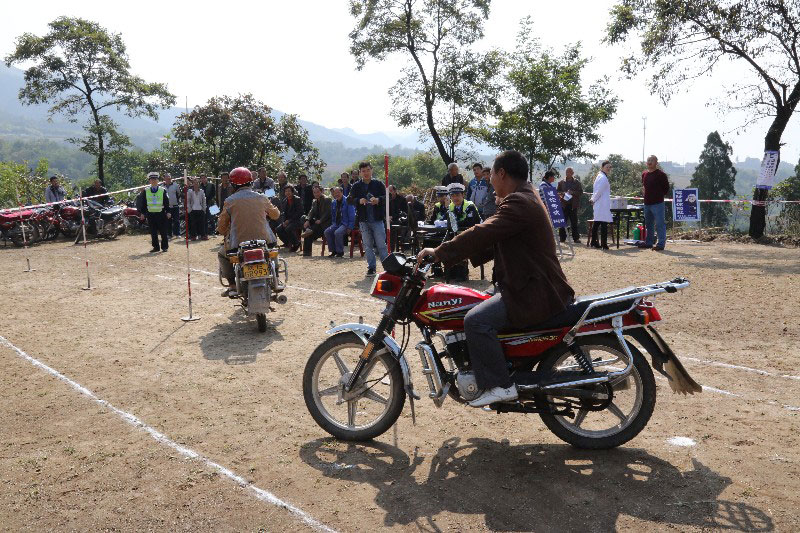 临渭交警流动车管所进入秦岭山区-为骑摩托车村民办理300余驾驶证-(3)