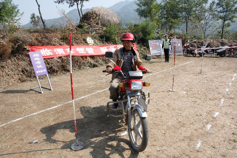 临渭交警流动车管所进入秦岭山区-为骑摩托车村民办理300余驾驶证-(4)