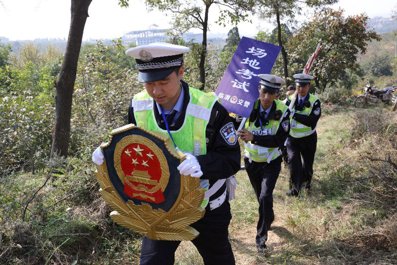 临渭交警流动车管所进入秦岭山区 为骑摩托车村民办理300余驾驶证
