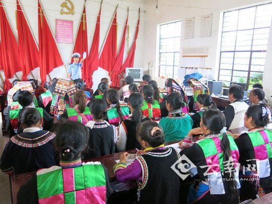 云南龙陵流动车管所开进大山深处 为村民办车驾管业务