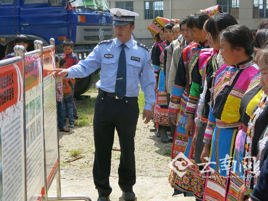 利用展板宣传交通安全知识