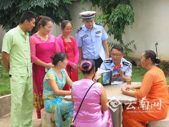 民族语言宣讲交通安全知识