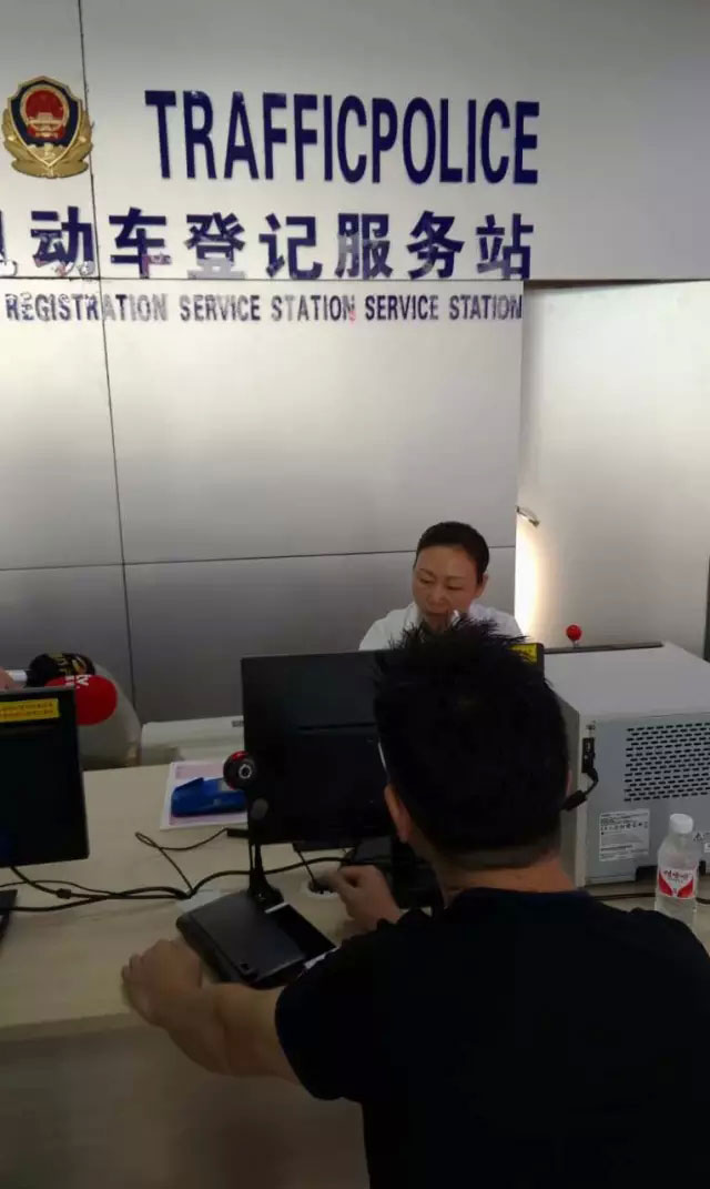 图中的壕朋友买下一辆捷豹XF,现场半个小时办完了手续