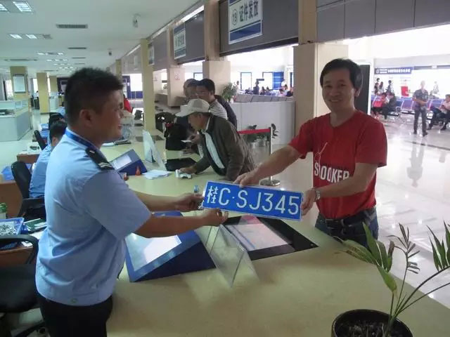 桂林车管推出新举措 小车上牌当天可取