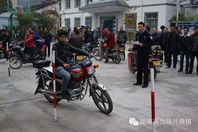 陇南县交警队车管所深入站儿巷镇开展免费办理农用车牌证活动