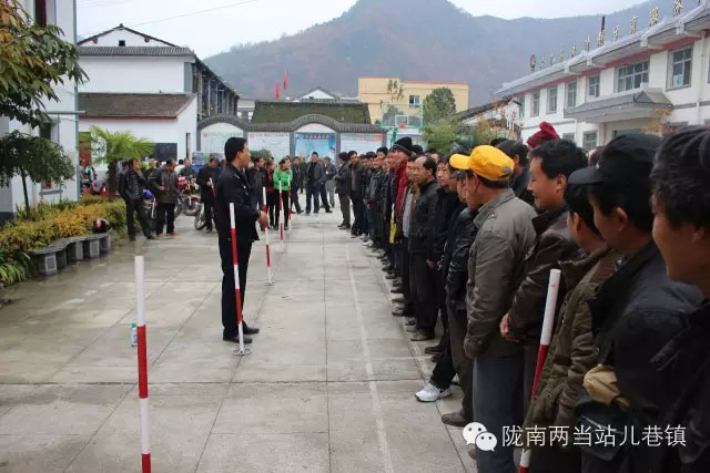 陇南县交警队车管所深入站儿巷镇开展免费办理农用车牌证活动-(2)