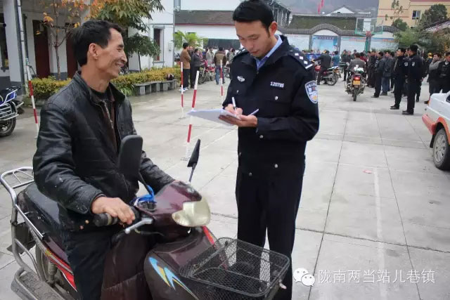 陇南县交警队车管所深入站儿巷镇开展免费办理农用车牌证活动-(3)