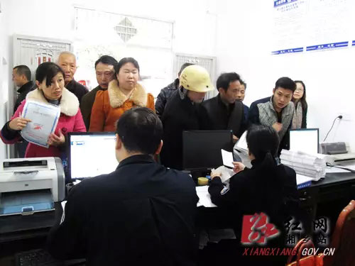 湘乡车管所到乡镇为群众办理摩托车落户上牌