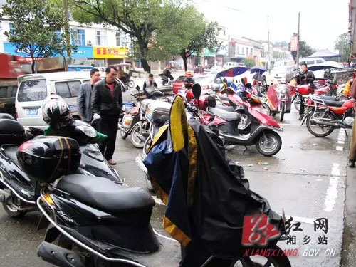 湘乡车管所到乡镇为群众办理摩托车落户上牌-(2)