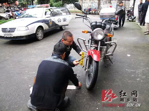 湘乡车管所到乡镇为群众办理摩托车落户上牌-(3)