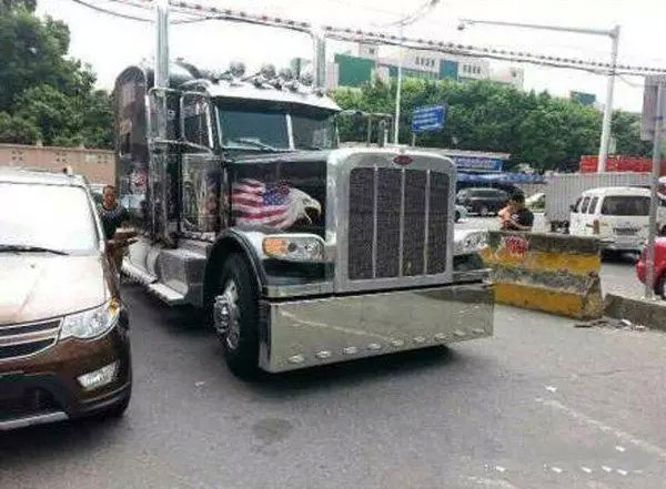 东莞土豪车主489万买擎天柱-去车管所上牌被要求车门喷荷载人数-(6)