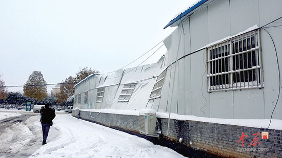 郑州车管所城西服务站大厅被雪压塌正在抢修 暂停车驾管服务