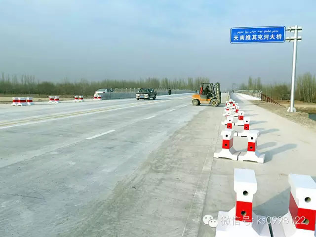 喀什市川渝国际大酒店右侧新建喀什市至疏附县广州新城公路西行4公里,至新修建天南维其克河大桥前1公里马路右侧二