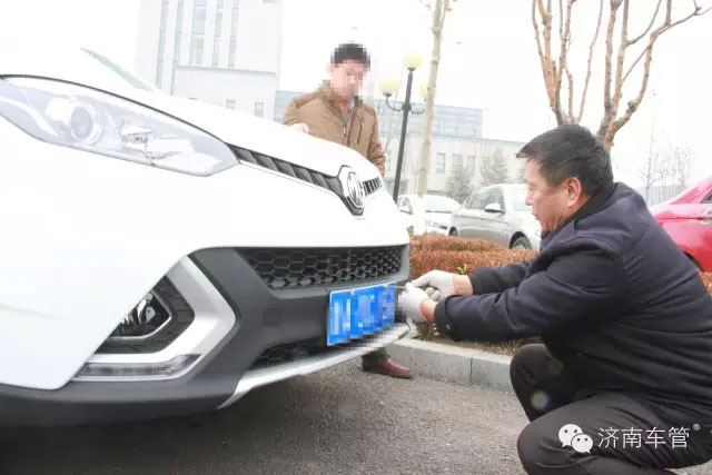 济南车管所年底新车上牌引来高峰期-(2)