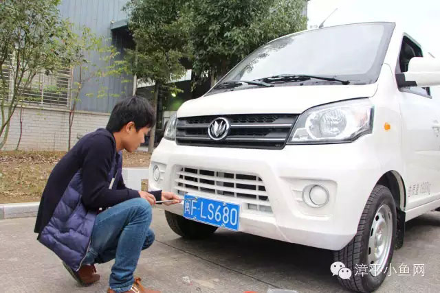 漳平交警利用休息时间上门为首批48辆电动汽车上牌