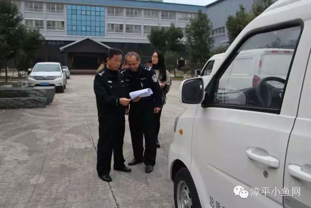 漳平交警利用休息时间上门为首批48辆电动汽车上牌-(2)