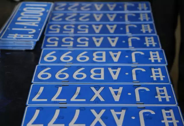 定西网上车管所发放首批网上自选车牌甘JAA001至甘JCZ999--(2)