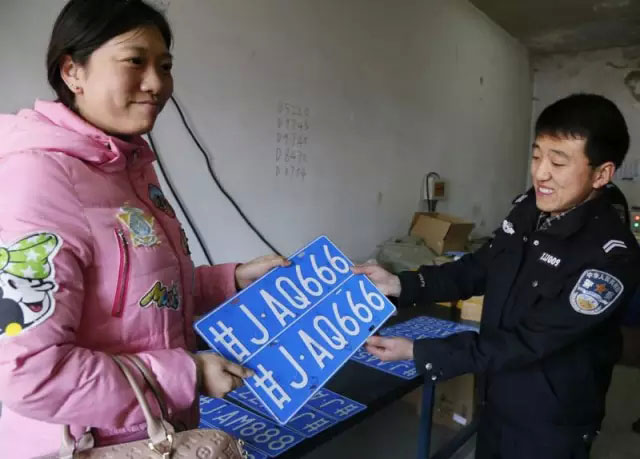 定西网上车管所发放首批网上自选车牌甘JAA001至甘JCZ999--(5)