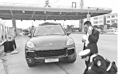 为啥男子买车一年不肯上牌一直用临牌 原来是选不到吉利车牌