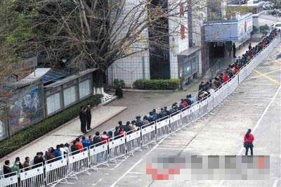 东莞市民通宵排队车管所选靓号 15日当天被选走5734个车牌
