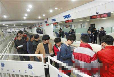 大厅内也排满了前来选号的市民