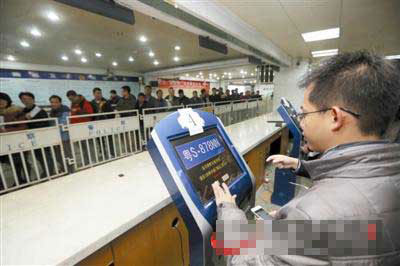 车主在工作人员的指导下选新车牌号