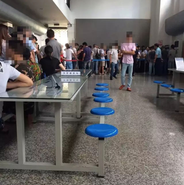 车主们等着抢靓号，队伍几乎排到了车管所的大门外-(1)