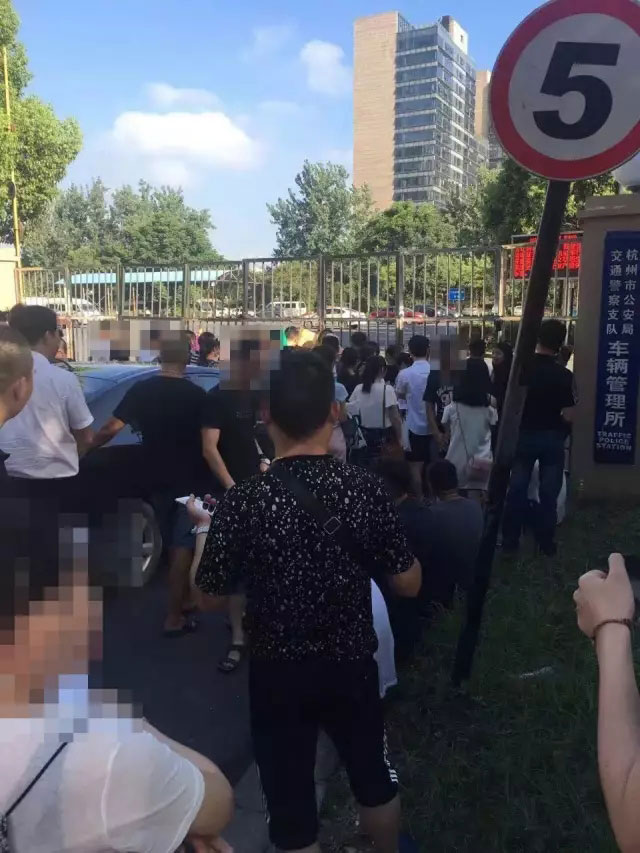 车主们等着抢靓号，队伍几乎排到了车管所的大门外-(3)