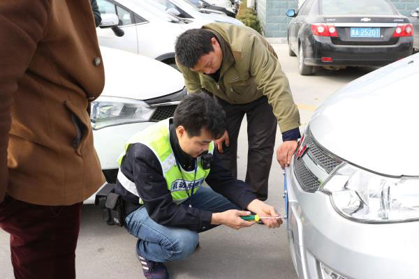 济南车管所窗口选号10选1改20选1--众多“666”“777”靓号车牌被现场拿走-(3)