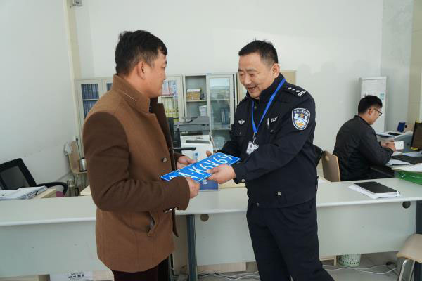 济南车管所窗口选号10选1改20选1--众多“666”“777”靓号车牌被现场拿走-(4)